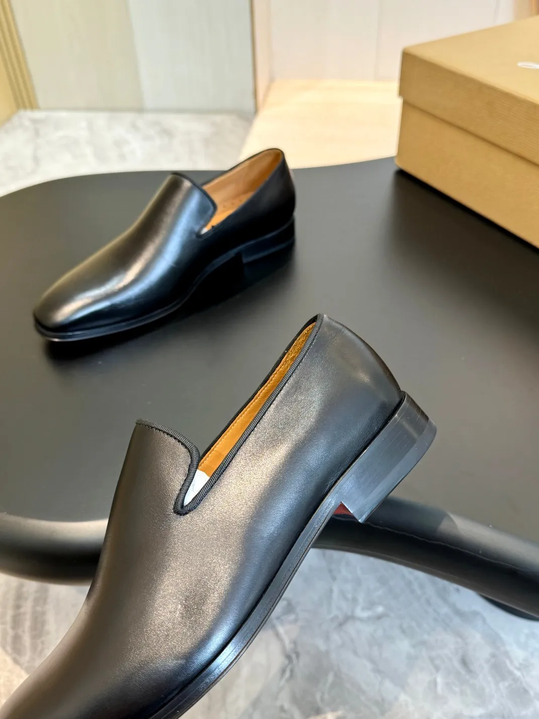 💰960 Christia*.Loubouti* high-end men's business formal leather shoes, original genuine cowhide red sole, imported Italian cowhide outsole, first-layer cowhide, water-dyed cowhide lining, high-end luxury. Size: 39-44 (customized at 38.45.46)✅